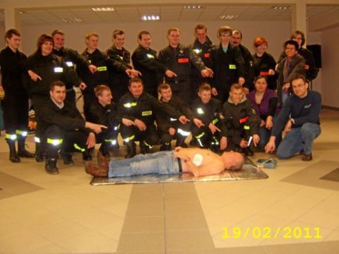 Einsatz in Polen: Der Liederbacher Wolf Cayenz spielt den Patient, Robert Mann (rechts) erläutert den Feuerwehrleuten und Arzthelferinnen den Umgang mit dem Defibrilator.    Foto: DRK